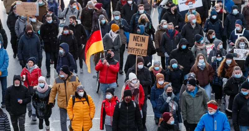 Qeveria gjermane “e shqetësuar” për protestat masive kundër COVID