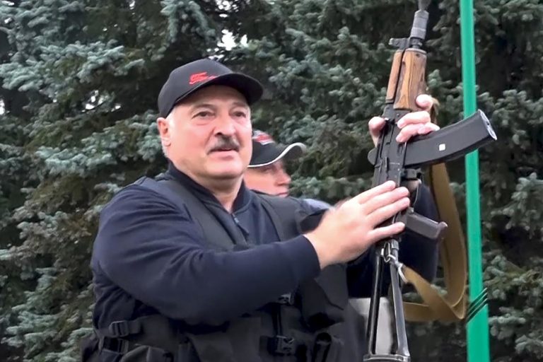 Lukashenko u bën thirrje “mashtruesve ndërkombëtarë” t’i japin fund pandemisë së rreme. Mashtrues si Putin?