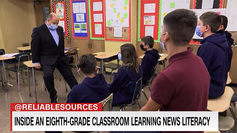 Stelter i CNN viziton fëmijët e shkollës duke u mësuar se si të dallojnë ‘lajmet e rreme’