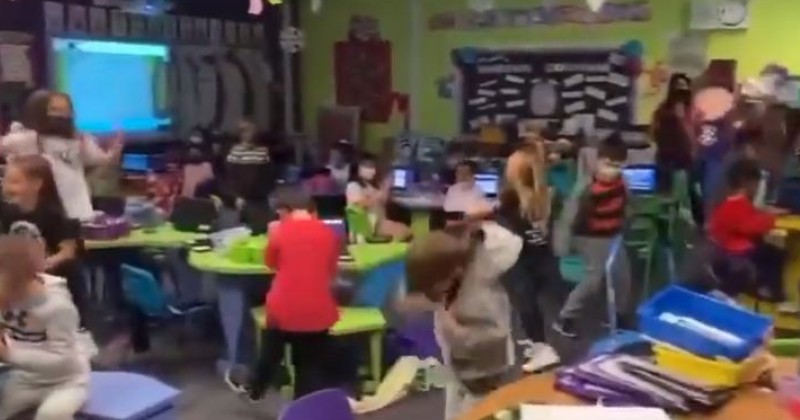 Fëmijët shpërthejnë nga gëzimi kur u thonë se s’do të mbajnë më maska