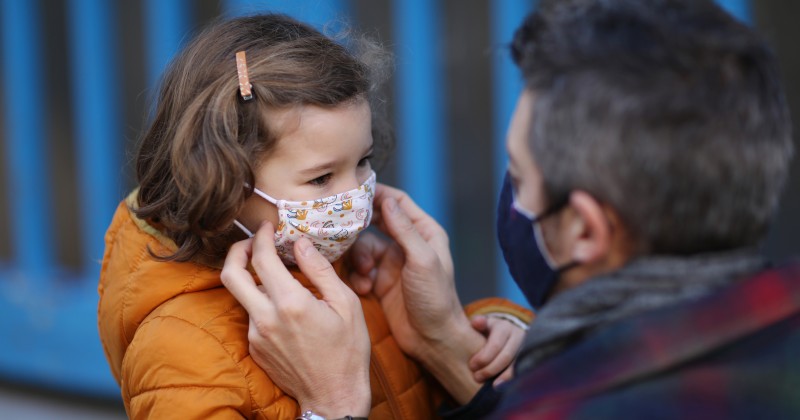 Rritje 364% në paaftesitë e fëmijëve falë mbajtjes së maskës